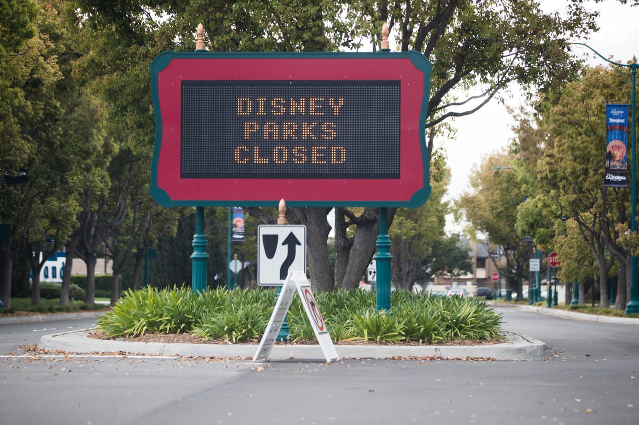 La compañía Disney ya ha implementado medidas estrictas en otros parques temáticos que se han abierto en otros lugares para prevenir contagios de 
<a href="https://www.univision.com/temas/coronavirus">coronavirus</a>.