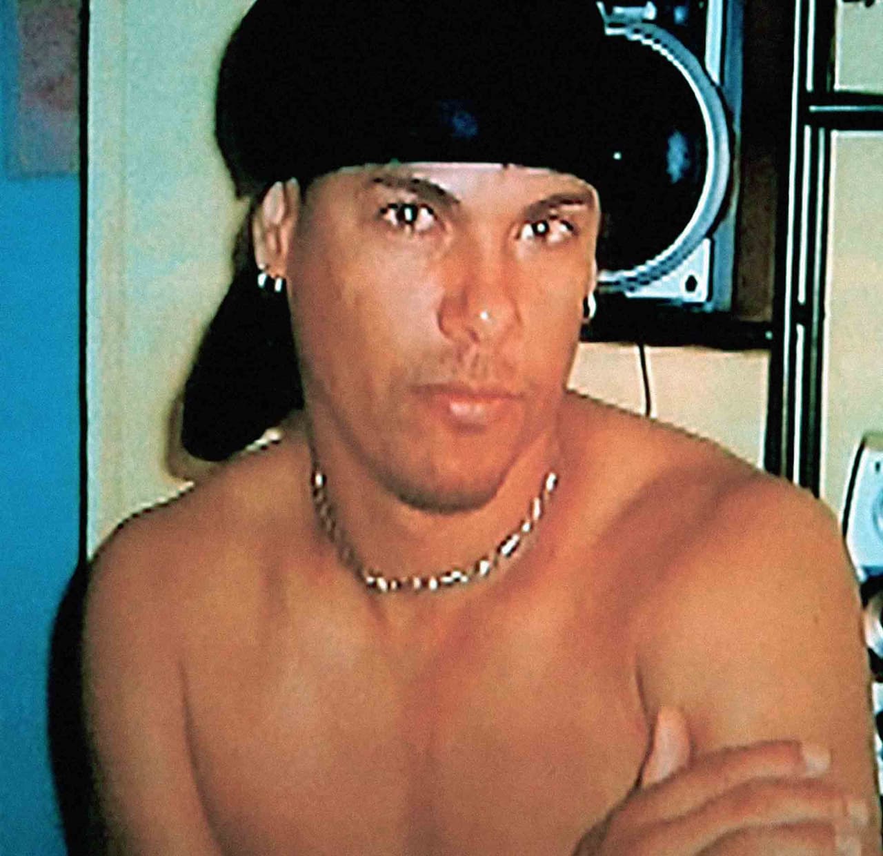Contra 
<b>Benito Ceballo Hernández, </b>también conocido como 
<b>Juan Ceballo Hernández</b>, de 36 años de edad pesa una orden de arresto por el asesinato de un hombre.