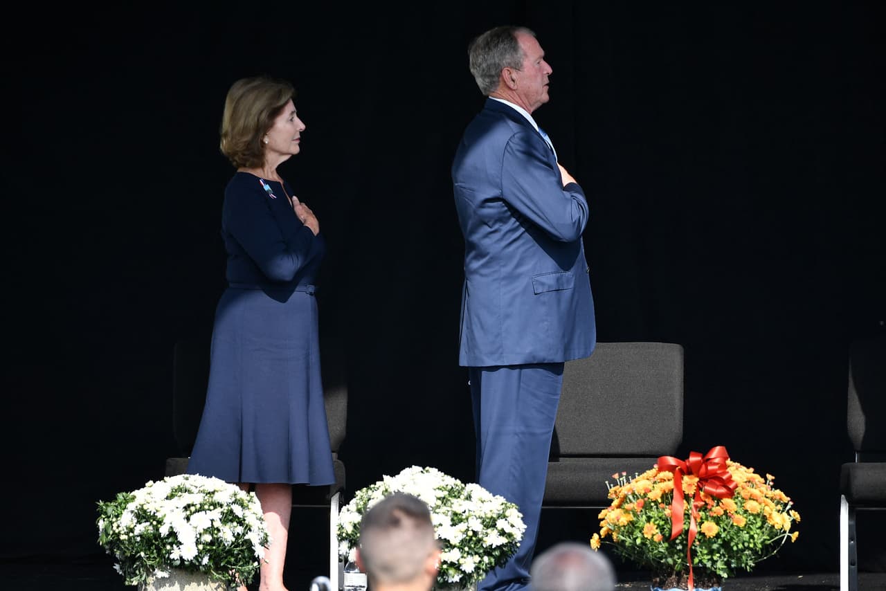 El expresidente George W. Bush y la exprimera dama Laura Bush rezan una oración mientras asisten a la conmemoración en el Monumento Nacional del Vuelo 93 en Shanksville, Pensilvania, el 11 de septiembre de 2021.
