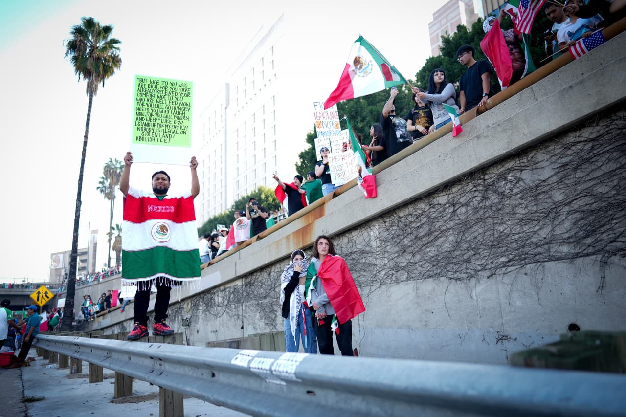 Al lugar llegaron personas con pancartas con lemas como “Nadie es ilegal”. También llevaban banderas y realizaron cantos en contra de las políticas de la administración Trump.