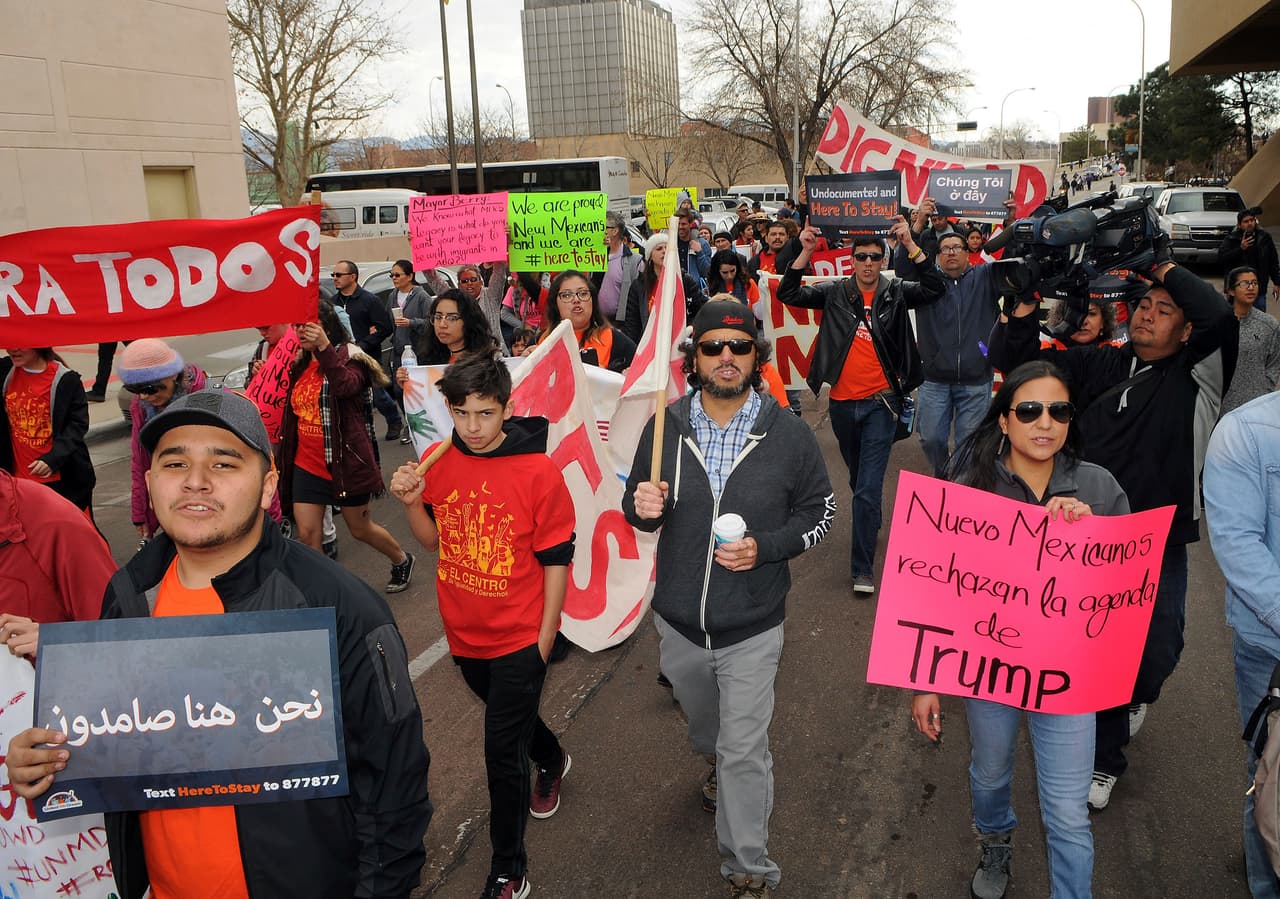 <b>Albuquerque, Nuevo México.</b> Cientos de manifestantes marcharon los derechos de los inmigrantes desde la Universidad de Nuevo México hasta la Plaza Cívica de Albuquerque.