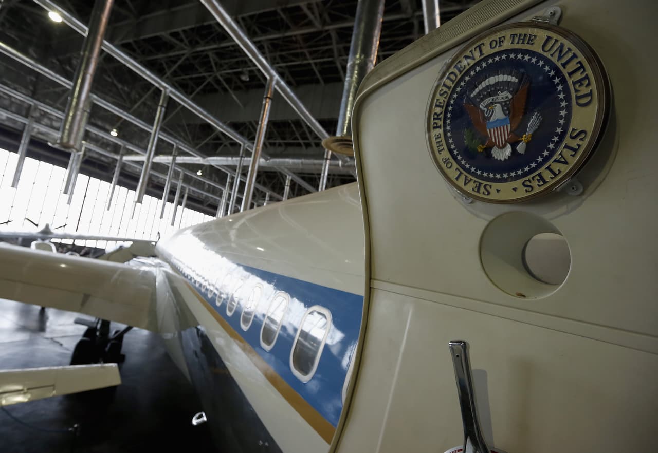 <b>Museo Nacional de la Fuerza Aérea de los Estados Unidos.</b> Se encuentra en Base Aérea Wright-Patterson, en Dayton, Ohio. Alberga una amplia gama de armas y aviones militares, incluidos los aviones presidenciales de Franklin D. Roosevelt, Harry Truman, Dwight D. Eisenhower, John F. Kennedy y Richard Nixon. El museo también ofrece recorridos virtuales gratuitos, donde puede ver aviones de la Segunda Guerra Mundial, Vietnam y la Guerra de Corea. 
<b><a href="http://www.nmusafvirtualtour.com/" target="_blank">Para recorrer este museo haga click aquí </a></b>