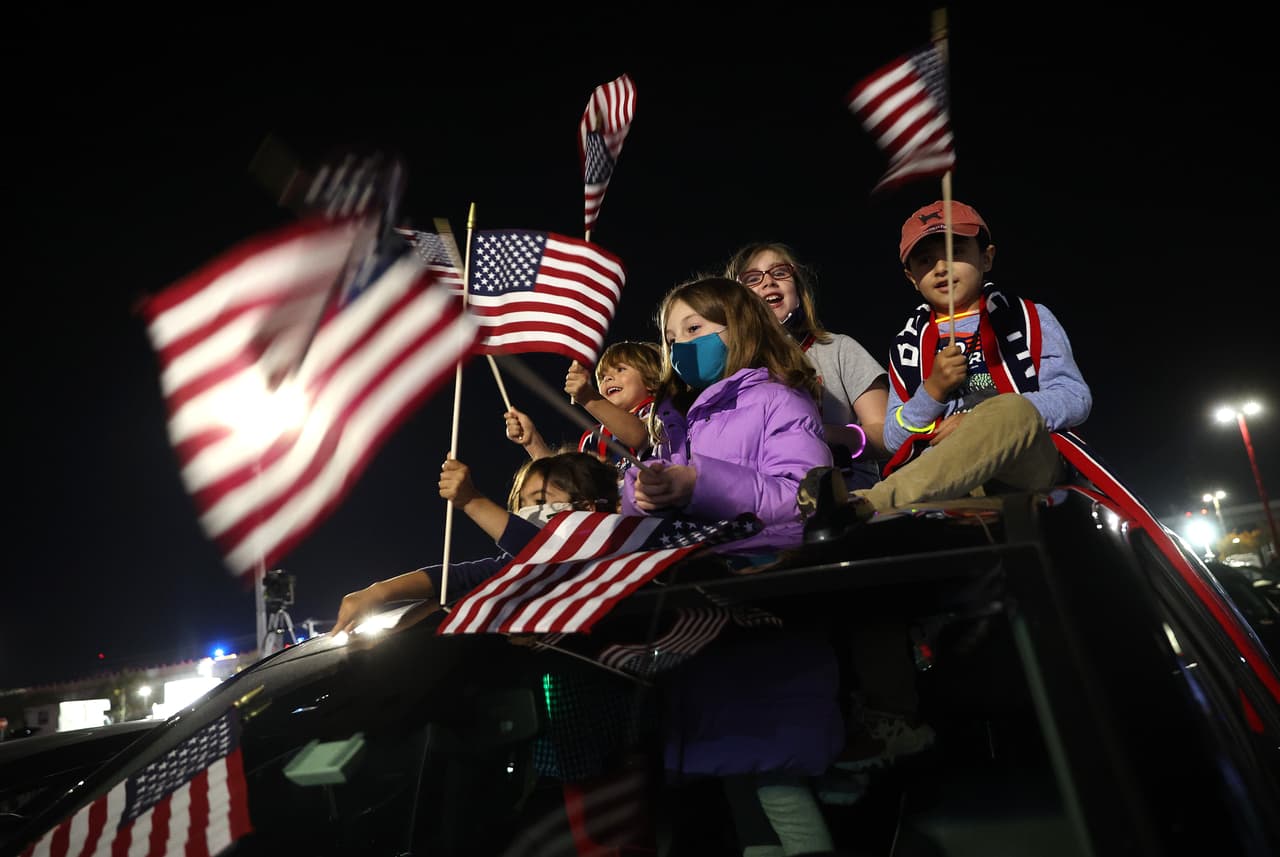 Un grupo de mujeres que asistieron al discurso esta noche, en que también la vicepresidenta electa, 
<a href="https://www.univision.com/temas/kamala-harris">Kamala Harris</a>, se dirigió a la audiencia. "Soy una de las 'primeras mujeres', pero no seré la última". La senadora por California se convierte en la primera mujer en alcanzar la vicepresidencia de Estados Unidos.