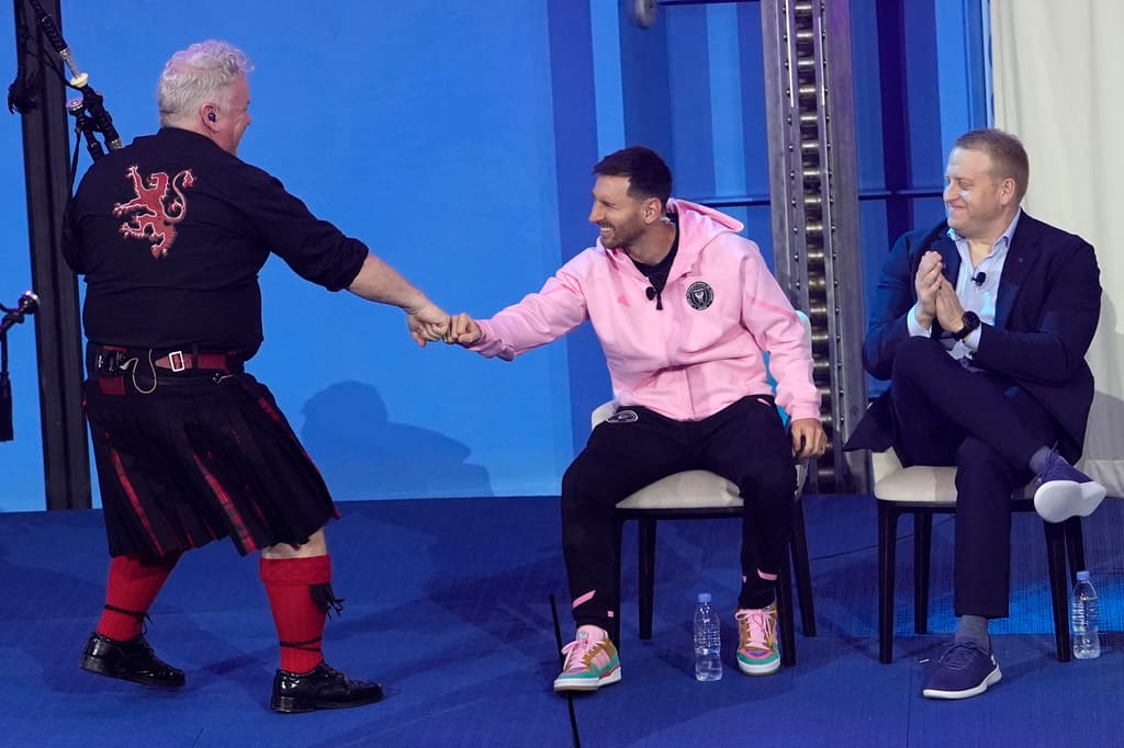 Durante un acto previo, dentro de un teatro a bordo del crucero, Inter Miami mostró la nueva indumentaria negra para la temporada de 2024. Messi y sus compañeros se despojaron de sus chaquetas rosadas para mostrar la casaca.
<br>