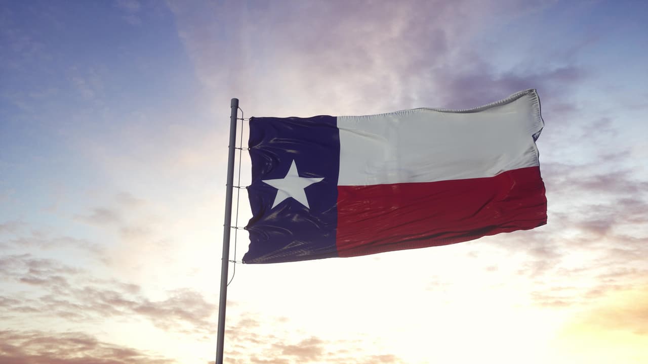 <b>Puesto 27 de las ciudades donde el salario rinde más | Garland, Texas</b>
<br>
<br>🔘 El ingreso promedio anual de un hogar en esa ciudad es de $63,192.
<br>🔘 Los cheques que recibe un hogar quincenalmente ascienden a $2,430.
<br>🔘 El monto de cubrir las necesidades básicas es de $1,178.
<br>🔘 Por ello, sobran $1,253 de cada cheque.