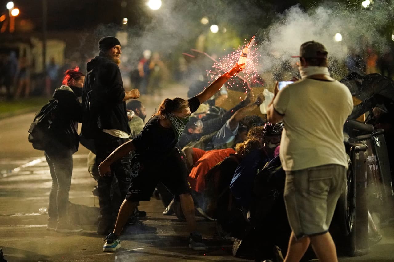 Dos muertos en la tercera noche de protestas contra la brutalidad policial en Wisconsin