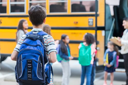 Siempre obedece las señales de límite de velocidad de la zona escolar. Recuerda, las multas de tráfico generalmente se duplican en las zonas escolares.