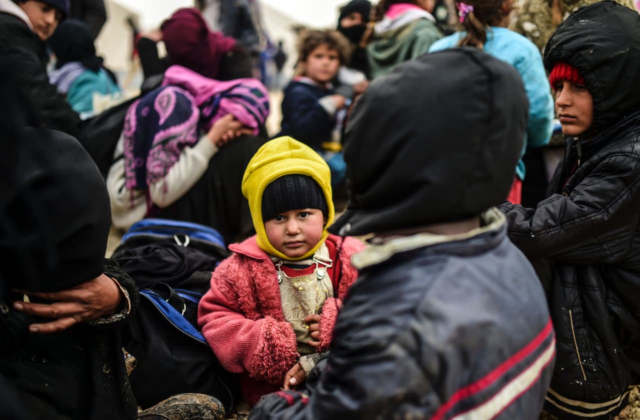 Varias familias huyen de Alepo hacia Turquía luego de una ofensiva del gobierno apoyada por Rusia el 6 de febrero de 2016. A finales de octubre, Rusia y Siria abrieron corredores para permitir salir a la población civil residente en los barrios en conflicto.