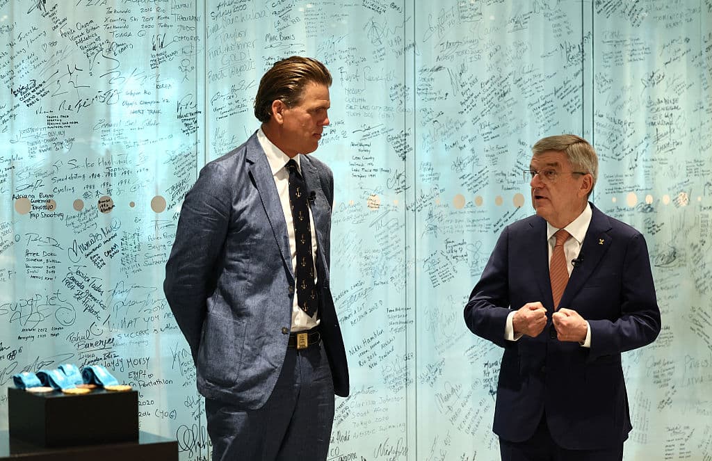 El presidente del Comité Olímpico Internacional, Thomas Bach, presidió la inusual ceremonia de entrega de medallas. Al legendario nadador le dijo: "Esperamos también darte 
<b>un momento de alivio y alegría</b> que te ayude ahora en el proceso de superar lo que tuviste que pasar con esta tragedia”.