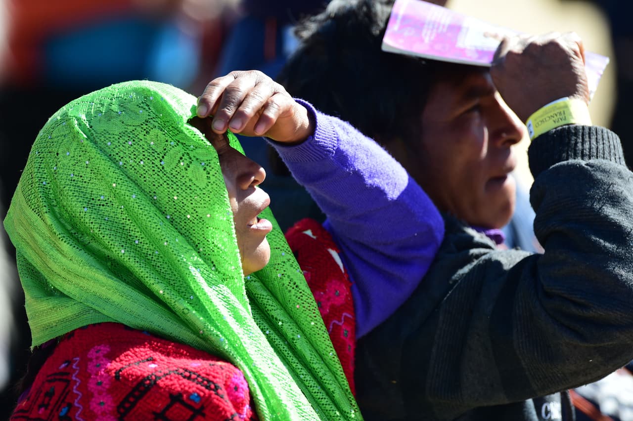 Un grupo de mujeres espera al Papa Francisco en una de las calles por las que pasará a bordo del Papamóvil.