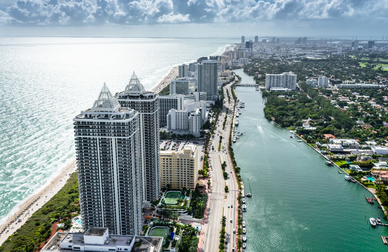 <h2 class="cms-H2-H2">10. Fort Lauderdale, Florida</h2>
<br>
<br>🌊 
<b>Nivel de peligro:</b> 5.37/10
<br>
<br>🌊 
<b>Muertes por accidentes de surf desde 2010:</b> 3
<br>
<br>🌊 
<b>Ataques de tiburones desde 2010: </b>2
<br>
<br>🌊 
<b>Huracanes registrados entre 1851 y 2020: </b>120
<br>