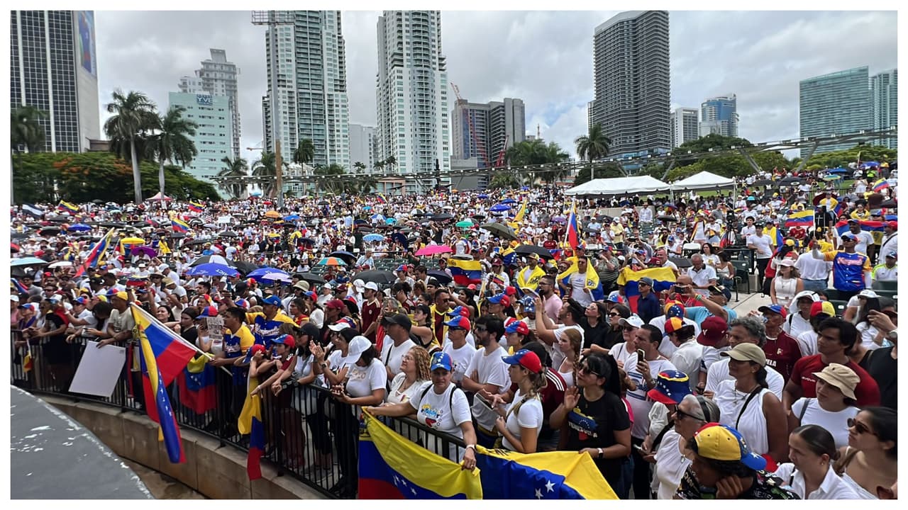 Miles de venezolanos se concentran en el Bayfront Park del downtown de Miami para apoyar las manifestaciones convocadas en Venezuela por la líder opositora María Corina Machado.