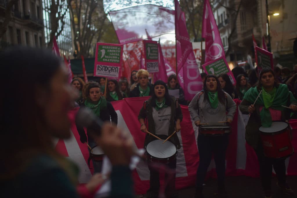 Muchas causas que son la misma. Las mujeres caminaron entonando cánticos que claman por sus vidas. 
<b>No quieren morir a manos de la violencia machista, ni tampoco por abortos clandestinos</b>. Las leyes restrictivas no impiden los abortos sino que promueven que las mujeres se practiquen procedimientos ellas mismas, poniendo así sus vidas en peligro.