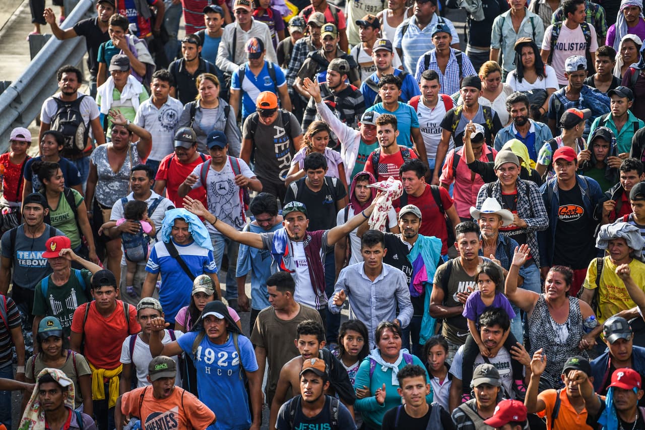 Una masiva caravana de migrantes sale de Tapachula rumbo a la frontera sur de Estados Unidos 
