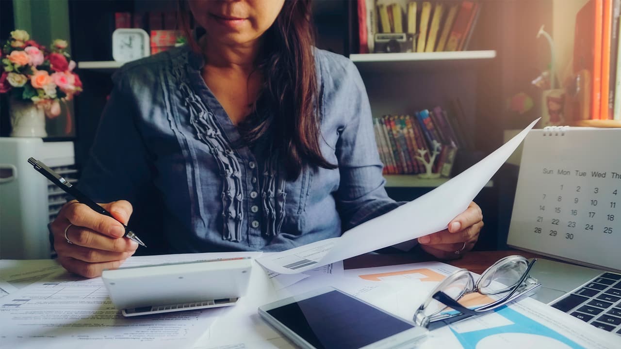 <b>Error al firmar la declaración</b>
<br>El IRS pide recordar firmar y fechar la declaración de impuestos. Al presentar una declaración conjunta, se requiere que ambos cónyuges firmen y fechen la declaración. Si recibiste la ayuda de un preparador, también debe firmarla.