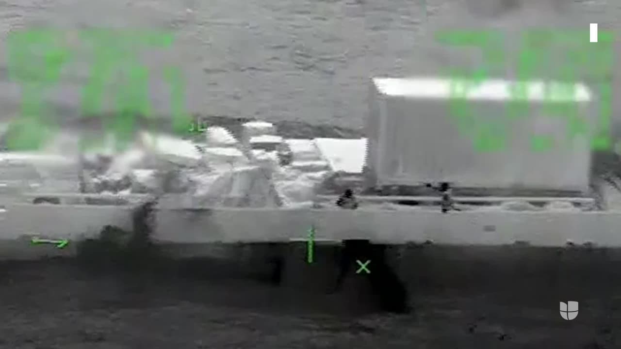 El momento en que un helicóptero rescata a tripulantes de un buque a punto de hundirse