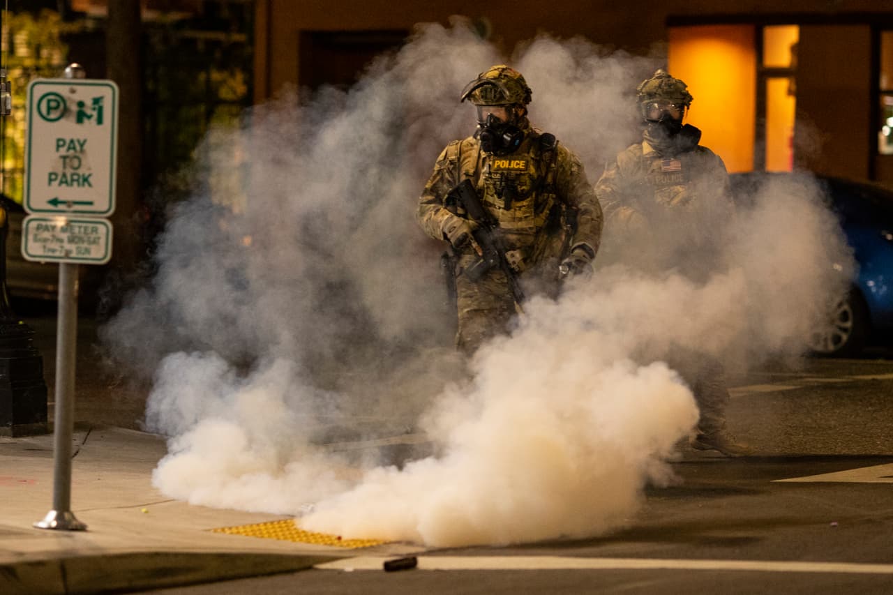 Aunque las protestas amainaron en la mayoría de las ciudades, en Portland, Oregon, fueron constantes desde la muerte de Floyd. Trump responsabilizó de la violencia a la “extrema izquierda” y desafiando a las autoridades locales envió efectivos federales para reprimir a los manifestantes a esa y otras ciudades, con lo que impondría su política de “ley y orden”. 21 de julio.