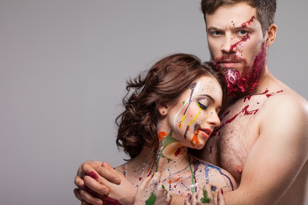 A un 
<b>ACUARIO</b> le encanta probar cosas nuevas, así que podrías realizar una sesión de body paint en la recámara (podrías hacerlo con comestibles, como jarabes de chocolate o frutas).