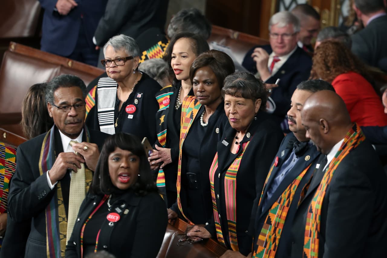 Representantes del parito demócrata toman sus puestos en la sala donde Donald Trump dará su primer discurso del Estado de la Unión.