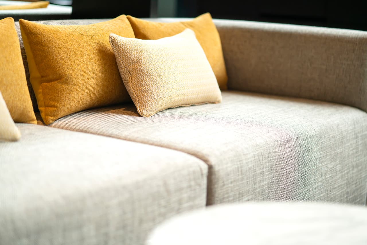 <h3 class="cms-H3-H3">8. Un cojín o el asiento de un sofá</h3>
<br>
<br>Varios cojines cuentan con cierres que pueden hacer esta tarea más sencilla. Si desea hacerlo aún más difícil, puede usted mismo hacer la apertura y cerrarla con costura. Un procedimiento similar puede ser útil para los asientos de un sofá. 
<br>