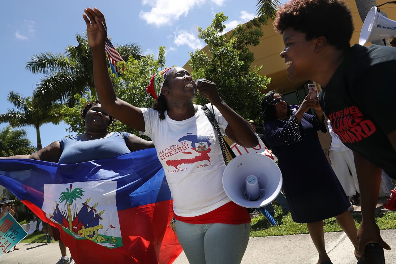 <b>Haitianos por el TPS (21 de mayo). </b>Inmigrantes haitianos protestan en Fort Lauderdale, Florida, por la extensión del Estatus de Protección Temporal (TPS) con el que viven legalmente en EEUU. Este permiso fue activado en 2010 por Barack Obama después del terremoto que devastó el país caribeño y fue 
<b><a href="https://www.univision.com/noticias/inmigracion/eeuu-cancela-el-tps-de-haiti-y-da-a-sus-beneficiarios-hasta-julio-de-2019-para-salir-del-pais">eliminado por el Departamento de seguridad Nacional de la administración de Donald Trump</a></b> el 20 de noviembre de 2017.
