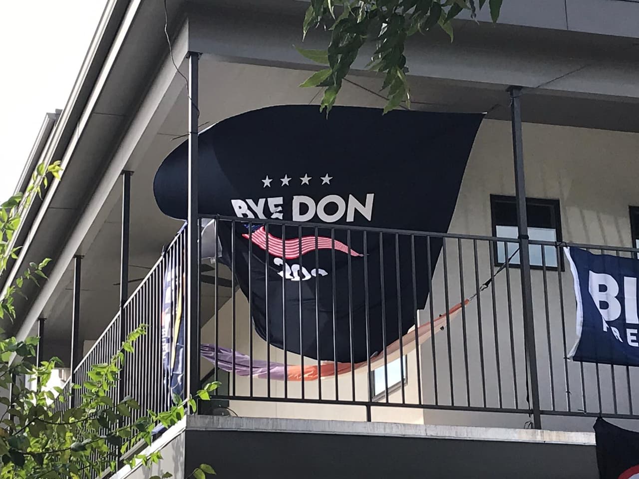 El balcón tiene distintos letreros políticos y hasta una hamaca.
<br>