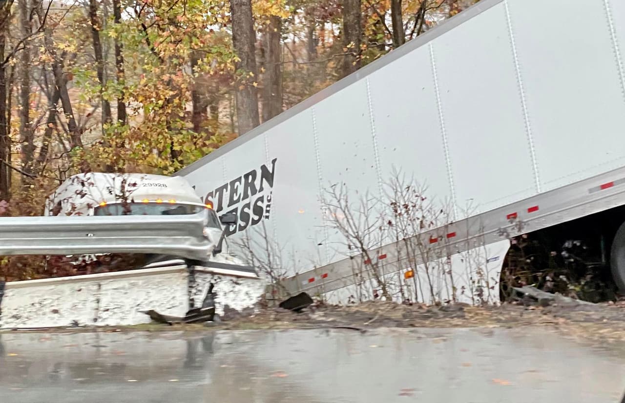 Varias carreteras colapsaron debido a la saturación de los suelos, y 
<b>múltiples accidentes vehiculares</b> han sido registrados tras las intensas lluvias. Lugar: Condado de Iredell