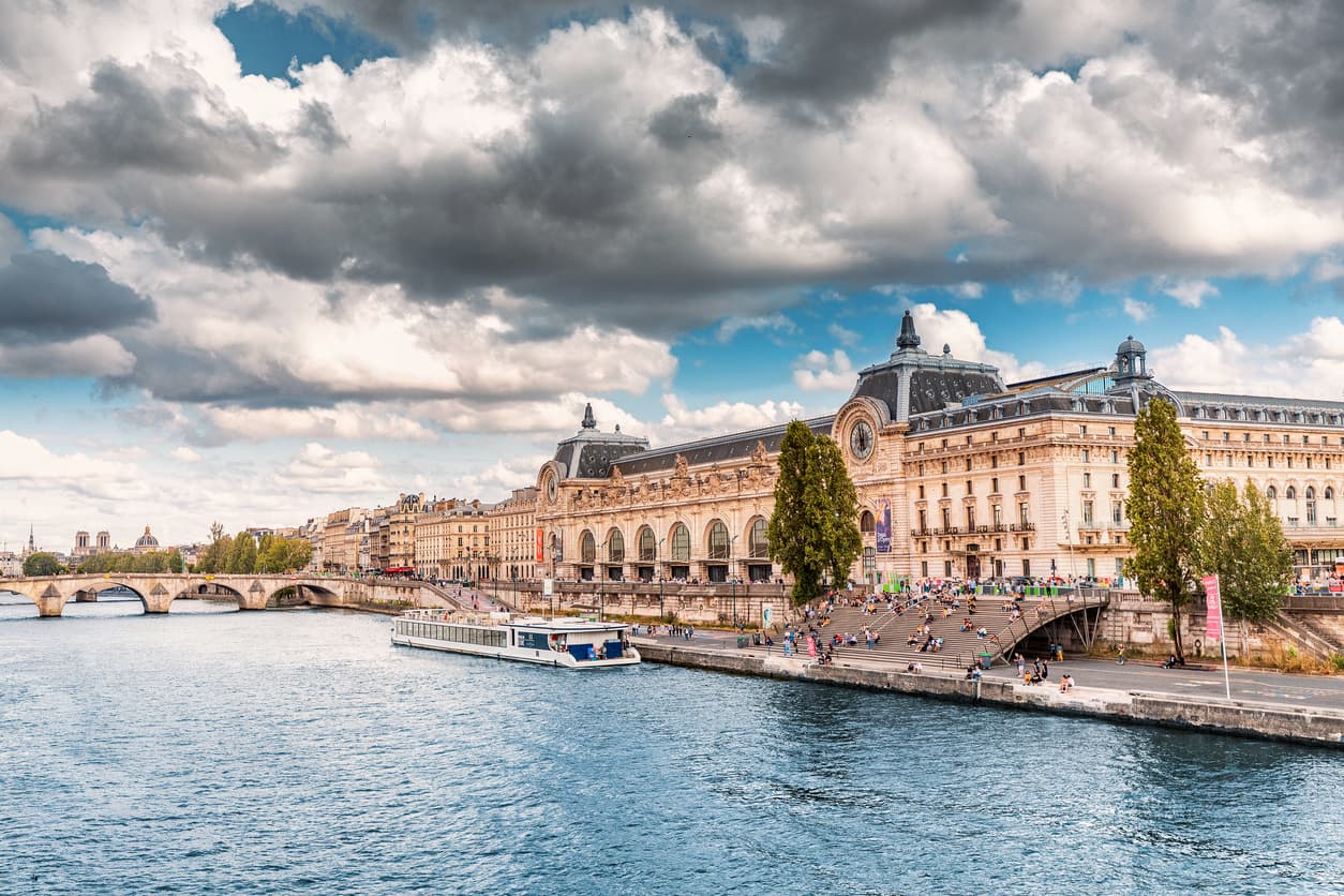 <b>Puesto 13. Musee d'Orsay. París, Francia.</b>
<br>
<br>Ubicado en el centro de París, a orillas del río Sena el museo se instaló en la antigua estación ferroviaria de Orsay. El mismo edificio del museo es una obra de arte que exhibe colecciones de arte del siglo XIX y XX.