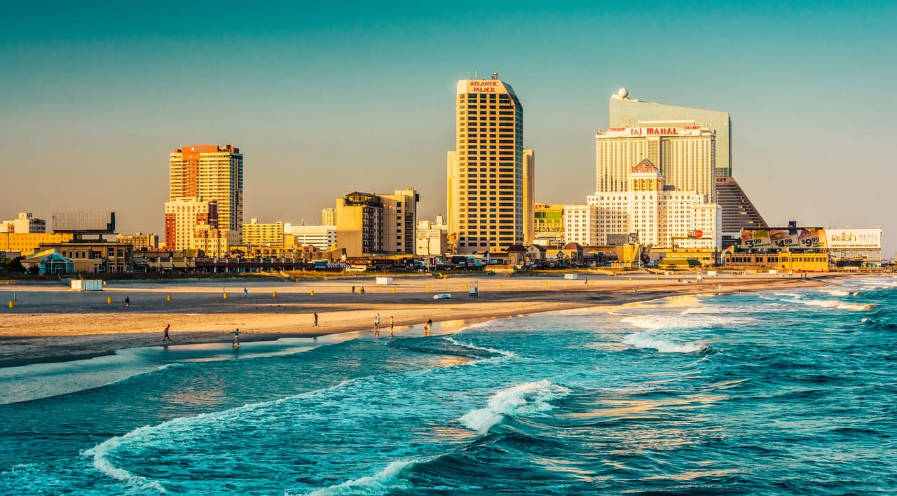 <b>Puesto 21. Atlantic City-Hammonton (Nueva Jersey)</b>
<br>
<br>Tasa de ejecuciones hipotecarias: 1,441 unidades de vivienda por cada ejecución hipotecaria (total de solicitudes: 89).
<br>
<br>Precio promedio de las viviendas: sin información.
<br>
<br>Total de unidades de vivienda: 128,251.
<br>
<br>Población: 266.105 habitantes.
<br>
<br>Para la ‘gran recesión’ de 2008 intervinieron diferentes factores, especialmente la entrega de préstamos a personas con un historial crediticio malo, algo que dio lugar a miles de ejecuciones hipotecarias. Hay razones para creer que este auge será diferente, pero todavía hay muchas ciudades estadounidenses importantes donde los residentes luchan por cumplir con los pagos de la hipoteca.
<br>