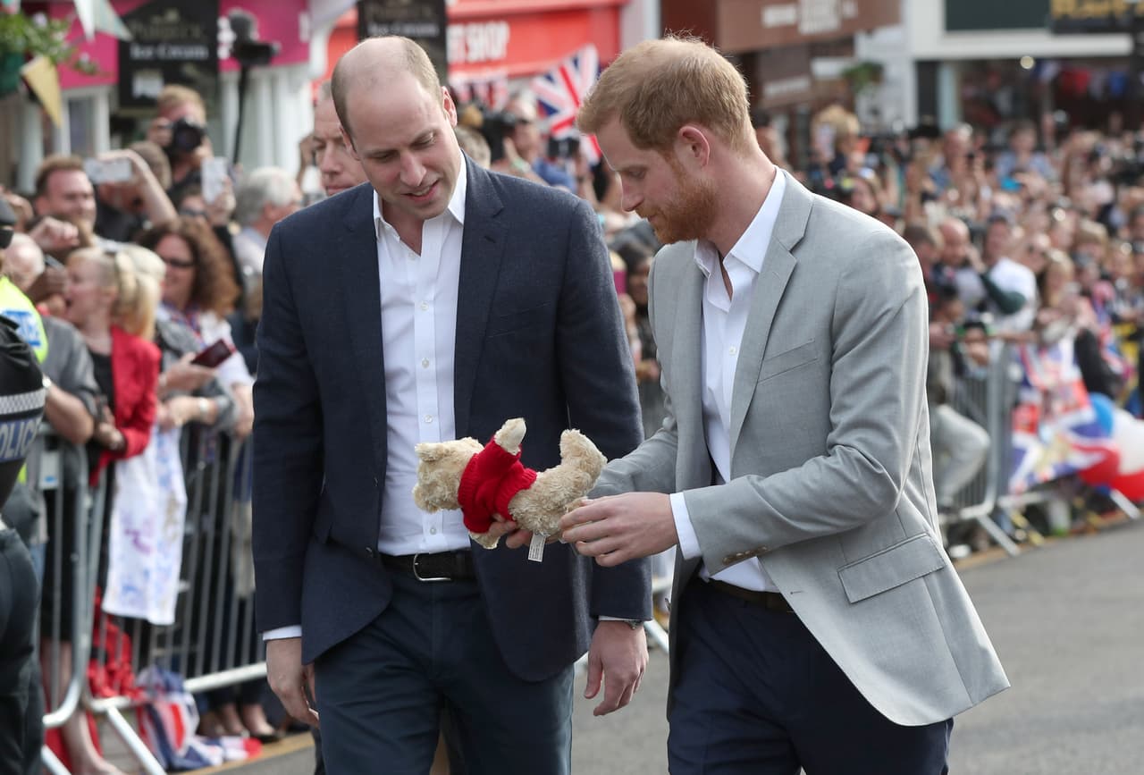 Durante la entrevista con Oprah, Meghan Markle también habló de que Harry y algunos miembros de la familia real tuvieron "conversaciones sobre qué tan oscura sería su piel (de Archie) al momento de nacer". Días después William mencionó:
<b> <a href="https://www.univision.com/famosos/no-somos-una-familia-racista-responde-principe-william-a-hermano-harry" target="_blank">"No somos una familia racista"</a></b>.