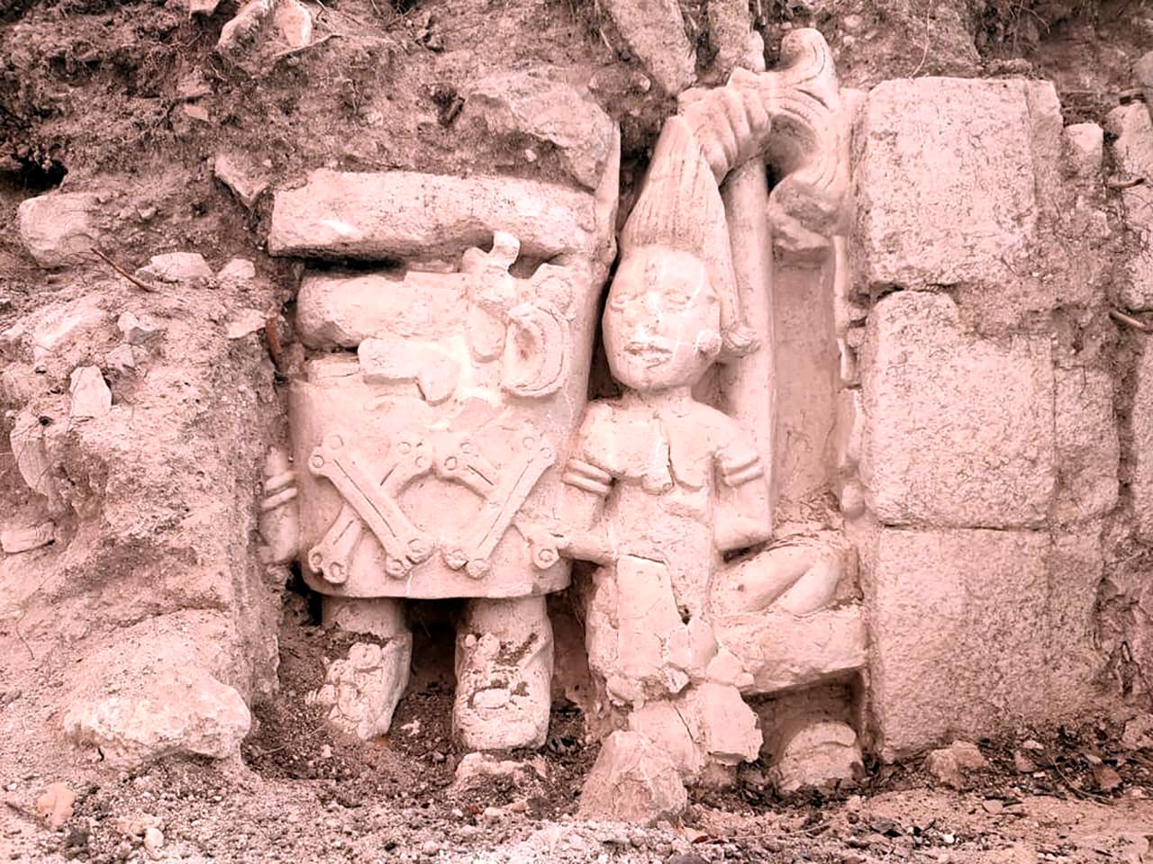 La impresionante escultura maya que muestra a una mujer sometiendo a un hombre hace más de 1,100 años