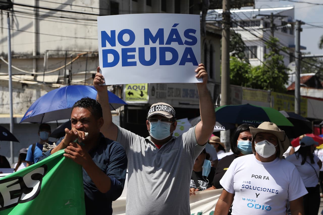 Bukele, quien asumió al poder de 2019, se acerca a la mitad de su mandato constitucional. Unidades combinadas de la policía y de la fuerza armada montaron retenes en diferentes puntos del país y en las entradas a la capital salvadoreña, donde realizaron minuciosos registros a los autobuses como medidas de seguridad, 
<a href="https://twitter.com/PNCSV/status/1449796141093163008?s=20" target="_blank">según las autoridades</a>.