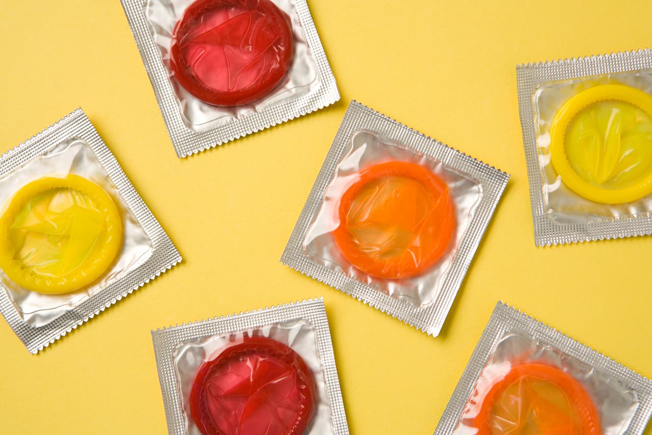 Algunos síntomas que provoca la gonorrea en los hombres son sensación de ardor al orinar y secreción de color blanco, amarillo o verde en el pene. La mayoría de las mujeres con gonorrea no tienen síntomas, aunque algunas pueden sentir ardor al orinar, aumento de la secreción vaginal o sangrado vaginal entre periodos.
