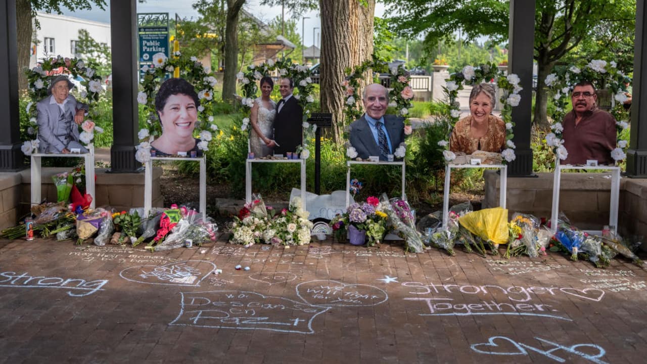 "No hay palabras suficientes para expresar la profundidad de nuestro dolor por la muerte de Jacki y nuestra solidaridad con su familia y sus seres queridos", dice un comunicado de la sinagoga. Sundheim fue despedida el 8 de julio 
<a href="https://www.univision.com/local/chicago-wgbo/servicios-victimas-tiroteo-4-de-julio-highland-park" target="_blank">con un servicio en la misma sinagoga de Glencoe. </a>