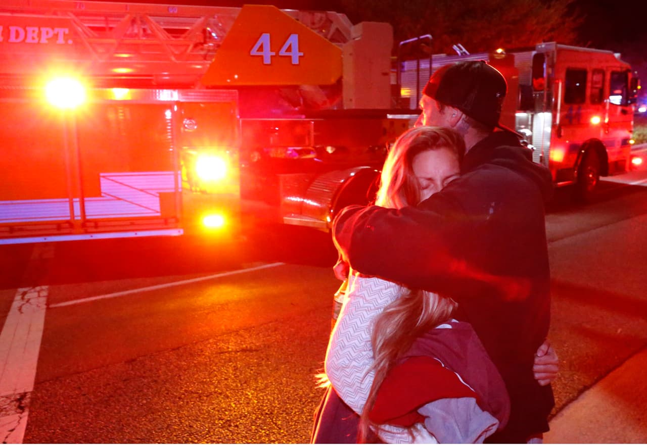Sobrevivientes del incidente fuera del bar. Además de los 12 muertos al menos 20 personas resultaron heridas.