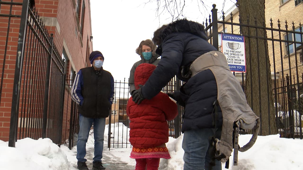 La actividad en una escuela se suspenderá si al menos tres personas dan positivo por salón en al menos tres salones de clase. 
<br>El programa de pruebas de covid-19 en las escuelas implementado por CPS se centrará únicamente en realizar pruebas de vigilancia para empleados. 
<br>