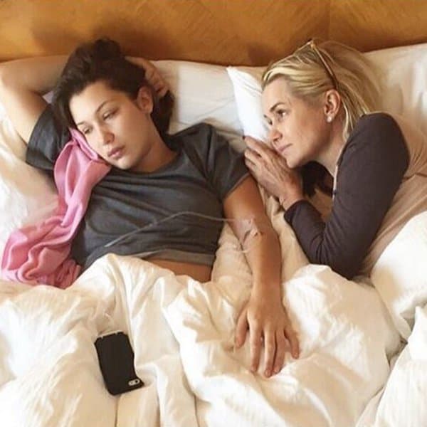 <b>Bella Hadid</b>
<br>La modelo de 20 años, así como su mamá, la actriz Yolanda Foster, y su hermano, fueron diagnosticados con la enfermedad en 2012 y se han esforzado por difundir información sobre ella en las redes sociales. El año pasado, Bella fue homenajeada en la gala de la Global Lyme Alliance, donde dio un 
<a href="https://www.youtube.com/watch?v=0v9Mwth2aXA"><u>emotivo discurso</u></a> donde confesaba que el mal le “había arrebatado los mejores años de su adolescencia”. También tuvo que renunciar a su hobbie: montar caballo. “Era el sueño de mi vida y lo que hice cada día hasta que tuve que detenerme porque no tenía la fuerza para continuar. Sé lo que se siente no querer levantarte por el dolor y cansancio”, exclamó.