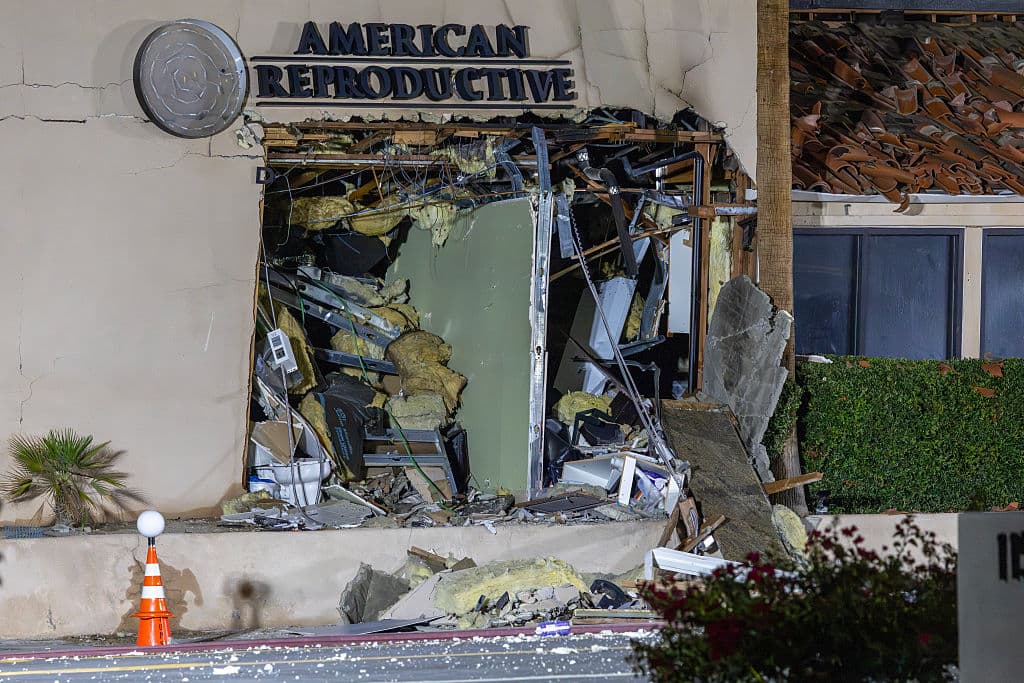 El jefe del Departamento de Policía de Palm Springs, Andy Mills, declaró en una publicación en línea que el área de la explosión se extendió por varias cuadras, con escombros esparcidos en las calles de la comunidad desértica al este de Los Ángeles.