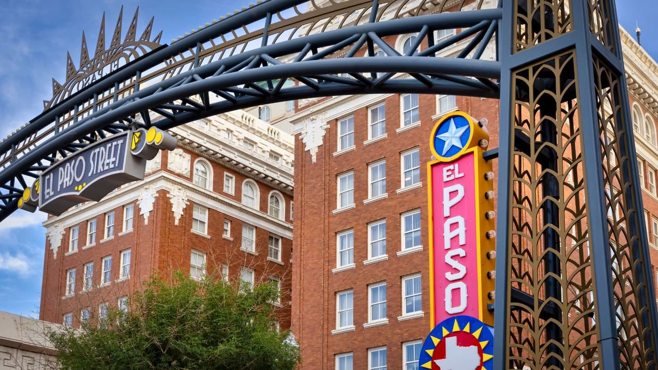 <h3 class="cms-H3-H3">🏙️ ¿Dónde viven los hispanos en Texas?</h3>
<br>Aunque estamos en todo el estado, hay zonas donde nuestra presencia es aún más fuerte. Estas son algunas de 
<b>las ciudades y condados con mayor proporción de población hispana</b>:
<br>
<b>Condados con mayoría hispana:</b>
<br>Starr County: 96.3%
<br>Webb County (Laredo): 95.2%
<br>Hidalgo County (McAllen): 92.0%
<br>El Paso County: 82.3%
<br>
<b>Principales ciudades con presencia hispana:</b>
<br>El Paso: 81.4%
<br>San Antonio: 64.2%
<br>Houston: 45.0%
<br>Dallas: 42.4%
<br>Fort Worth: 34.3%
<br>Austin: 32.2%
<br>En los suburbios también estamos creciendo rápido. Ciudades como 
<b>Garland, Irving, Grand Prairie, Pasadena y McAllen ya tienen más de 50% de residentes hispanos.</b>