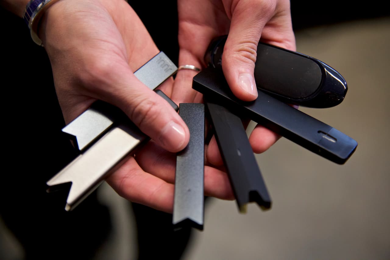 Según datos de los Centros para el Control y Prevención de Enfermedades (CDC), desde 2014 los cigarrillos electrónicos son el producto de tabaco más usado por los jóvenes en Estados Unidos. El año pasado, 1 de cada 5 estudiantes de preparatoria reportó haber hecho 'vaping' en el último mes.