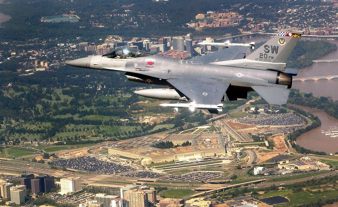 Un F-16 Fighting Falcon vuela sobre el Pentágono.
