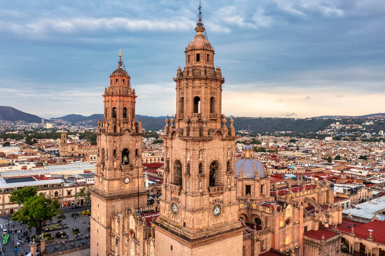 <h2 class="cms-H2-H2">Michoacán (nivel 4)</h2>
<br>
<br>Michoacán ha atravesado 
<a href="https://www.univision.com/noticias/america-latina/corredor-de-la-muerte-carretera-desaparecidos-mexico-michoacan-jalisco">una intensa ola de violencia</a> que ha afectado a sus campos de aguacate e incluso a su santuario de la Mariposa Monarca. El gobierno estadounidense pide evitar los viajes a esta zona mexicana, salvo por su capital, Morelia, así como recomienda transportarse solamente por la autopista federal número 15, que une a Guadalajara, Jalisco, y la Ciudad de México, y que atraviesa este estado. 
<br>