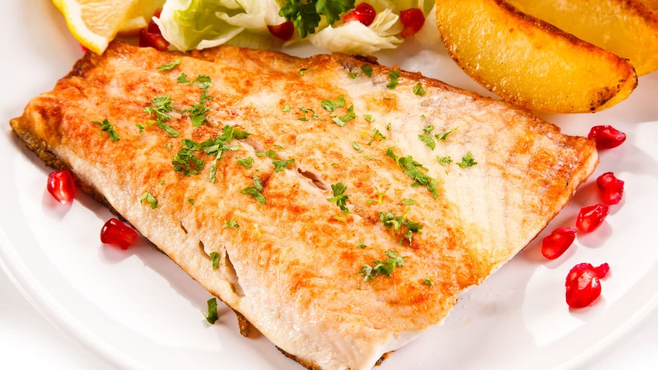 Este es el secreto para que nunca se te pegue el pescado al cocinarlo sin usar litros de aceite