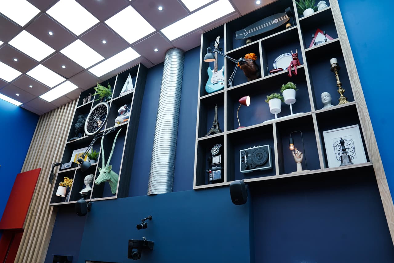 <b>La Decoración:</b> En las áreas comunes, justo arriba de la televisión, se encuentra este librero con decenas de objetos decorativos. Hubo 75 personas involucradas en la remodelación de La Casa, mismos que cuidaron no colgar ni un sólo reloj.
