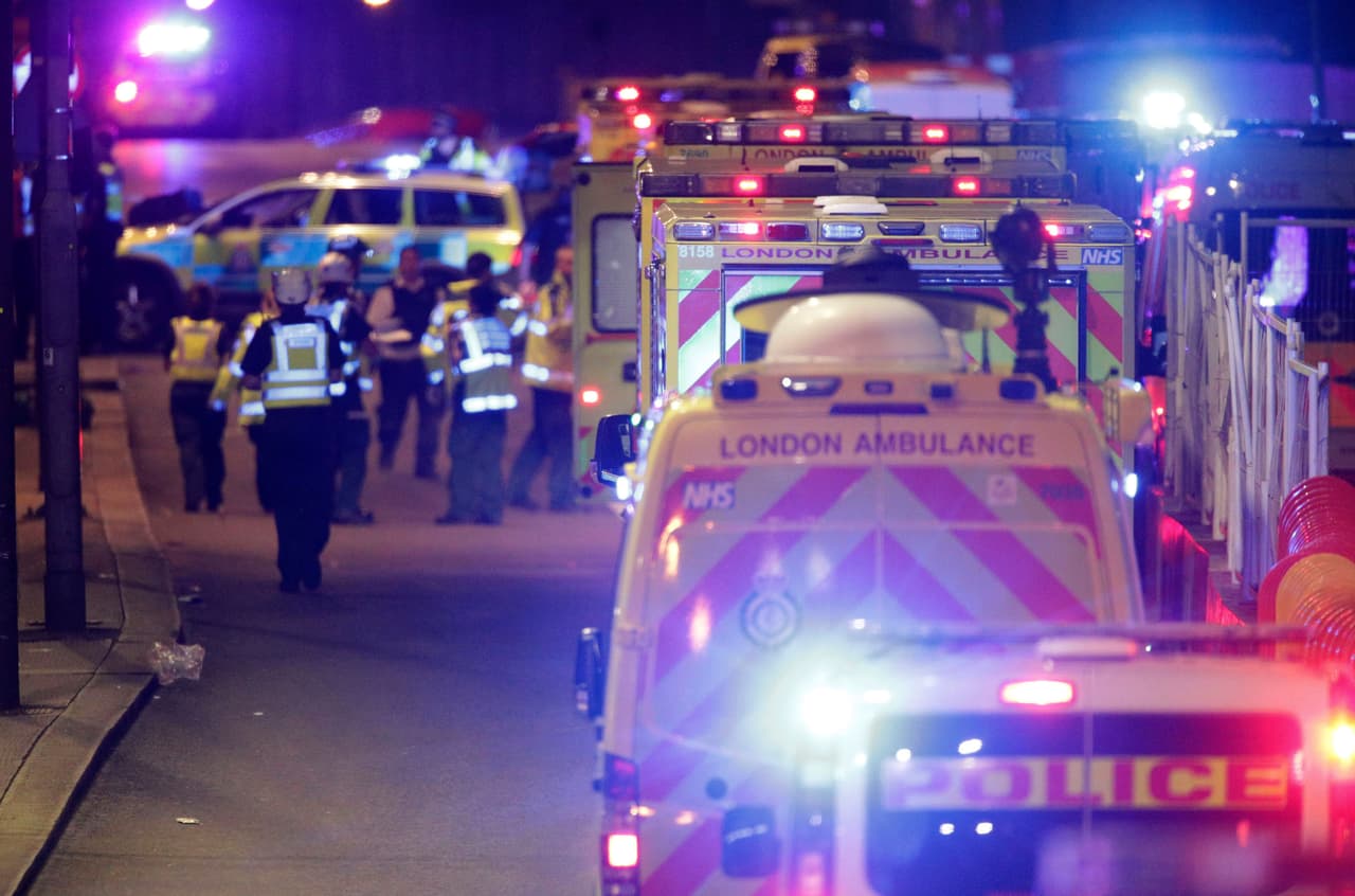 Medios ingleses informan que 
<b><a href="http://www.bbc.com/news/uk-40146916?ns_mchannel=social&ns_campaign=bbc_breaking&ns_source=twitter&ns_linkname=news_central">una furgoneta atropelló a varios peatones en el puente de Londres</a></b>.