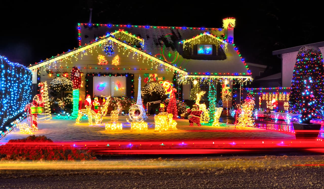 <h3 class="cms-H3-H3">19. Instale luces y adornos navideños</h3>
<br>
<br>Al acercarse el fin de año, esta curiosa labor gana demanda. De acuerdo con el sitio Thumbtack, un instalador de adornos y luces navideñas pueden cobrar desde $60 hasta $1,200, dependiendo de la dificultad del trabajo. 
<br>
<br>
