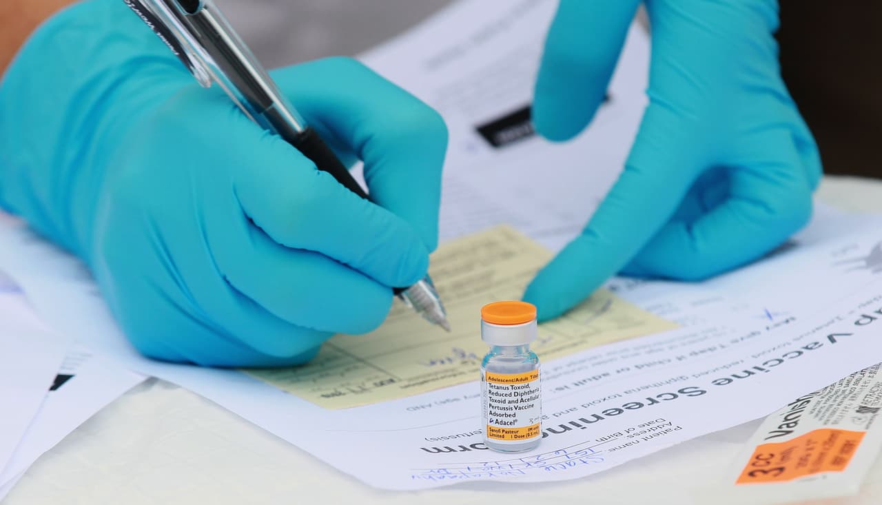 <b>4. Los CDCs están investigando algunos casos de problemas cardíacos en adolescentes que recibieron la vacuna. Pero advierten que aún no está claro si dicha afección fue producto de la vacuna.</b>