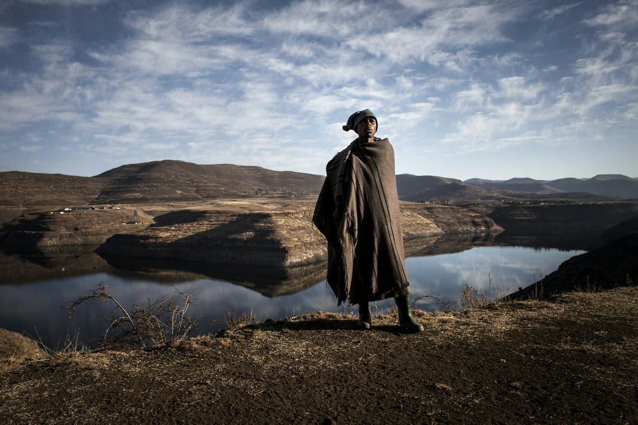 <h3 class="cms-H3-H3">23. Lesotho</h3>
<br>
<br>🌍 
<b>RNB per cápita: </b>$2,740
<br>
<br>🌍
<b> Producto Interno Bruto 2020: </b>$1,800 millones.
<br>
<br>🌍 
<b>Esperanza de vida: </b>54.3 años.
<br>
<br>🌍 
<b>Población: </b>2.1 millones.
<br>