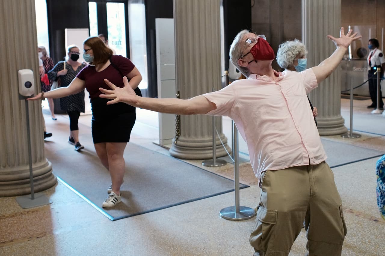 <b>Nueva York | Índice de recuperación económica: 71%. </b>Visitantes celebran la reapertura del Museo de Arte Moderno de Nueva York el 27 de agosto. A mediados de abril, la economía en este estado estaba operando casi a la mitad de lo normal, producto de las estrictas reglas de confinamiento. Esto funcionó y ahora la tasa de infección se encuentra entre las más bajas y estables del país y la economía regional comienza a recuperarse sólidamente.
<a href="https://www.univision.com/noticias/salud/mapa-actualizado-del-coronavirus-cifras-de-casos-confirmados-y-fallecidos"> <i>Vea aquí nuestro mapa actualizado del coronavirus: cifras de casos reportados, fallecidos y recuperados.</i></a>
<br>