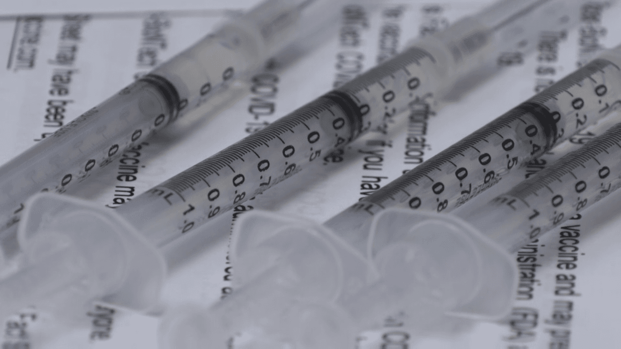 ¿Tengo que seguir las medidas de protección después de recibir la vacuna? Si, los doctores recomiendan seguir utilizando el cubre bocas y respetar el distanciamiento social ya que aún no se ha podido vacunar a la población en contra del virus. Se espera que cuando ya esté el 70% de la población vacunada pueda volver a la normalidad.
<br>